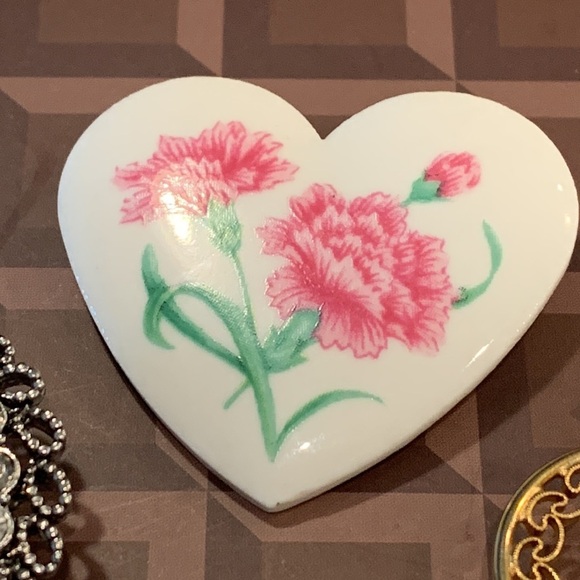 Five heart Brooches including Avon - silver toned heart can also be pendant - Picture 2 of 12